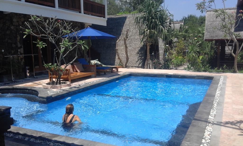 Coral Beach Pizza Cottages Gili Trawangan Exterior photo